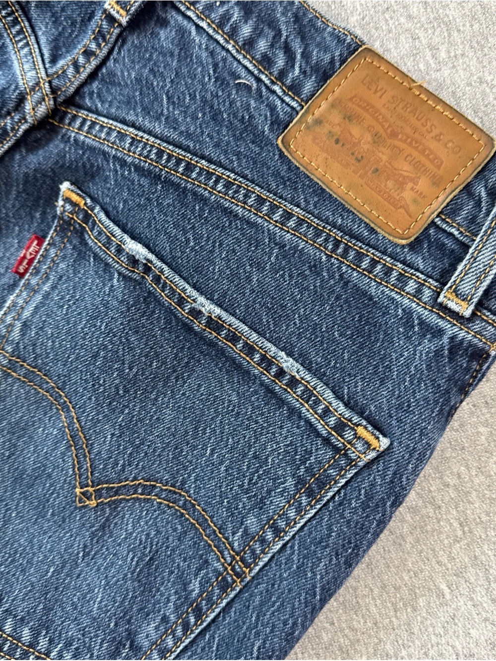 Levi's High Rise Straight Leg Jeans  Medium Wash size 8 / 29